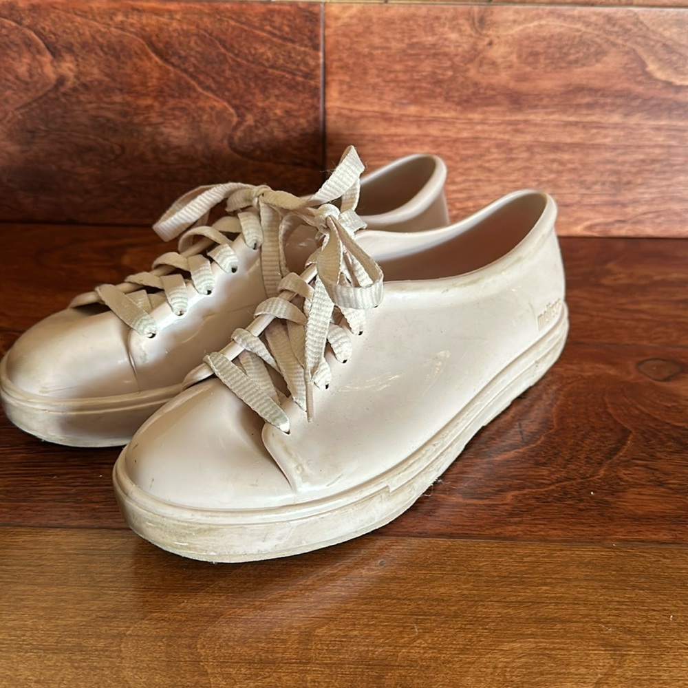Size 2 Girls pink melissa sneaker